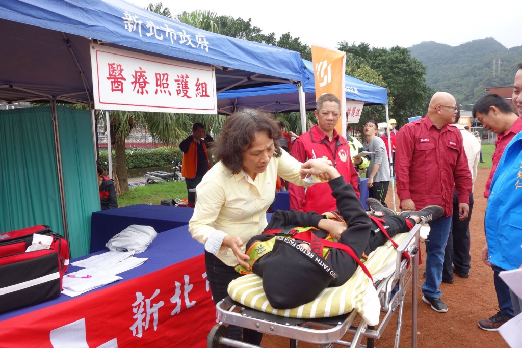 衛生所人員初步瞭解民眾傷勢