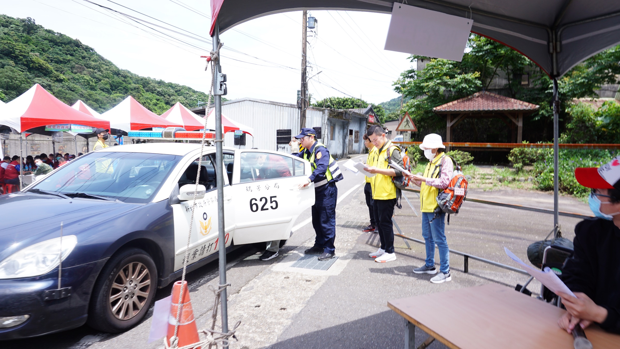 里長與疏散小組進行疏散-4