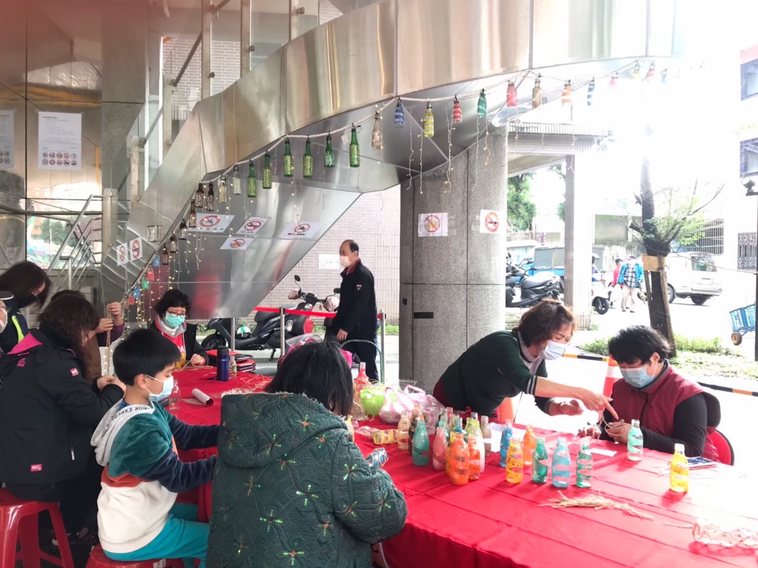 瑞芳老街文化觀光推展協會老師們現場瓶燈DIY教學