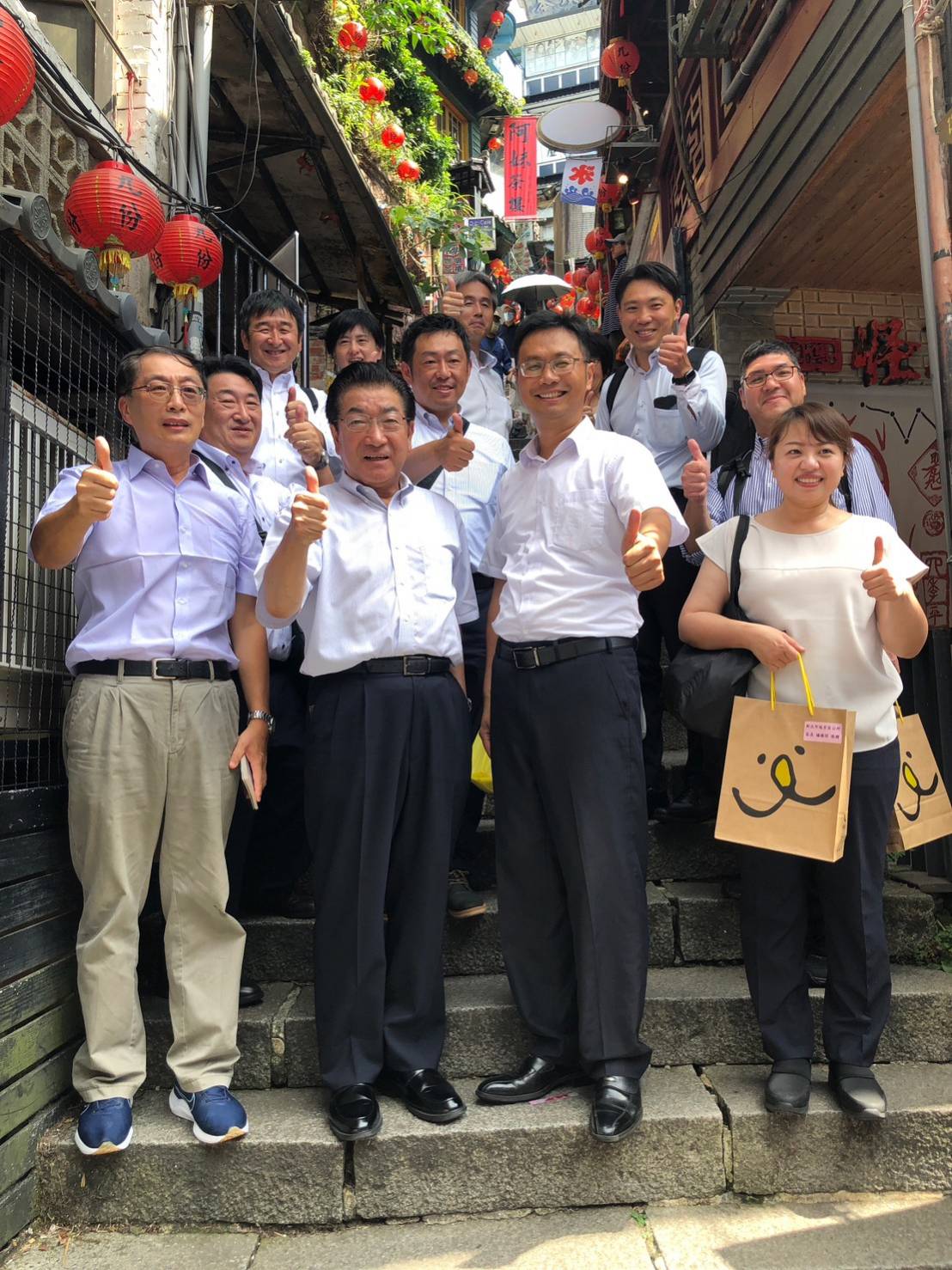 九份商圈參訪交流合影