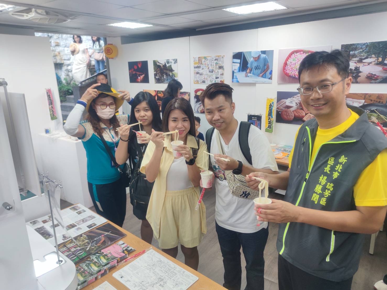 來訪遊客一起品嘗現作烏龍麵2