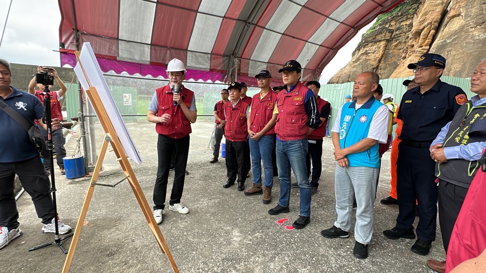 朱副市長聽取水湳洞漁港坡堤鋪面復建工程簡報