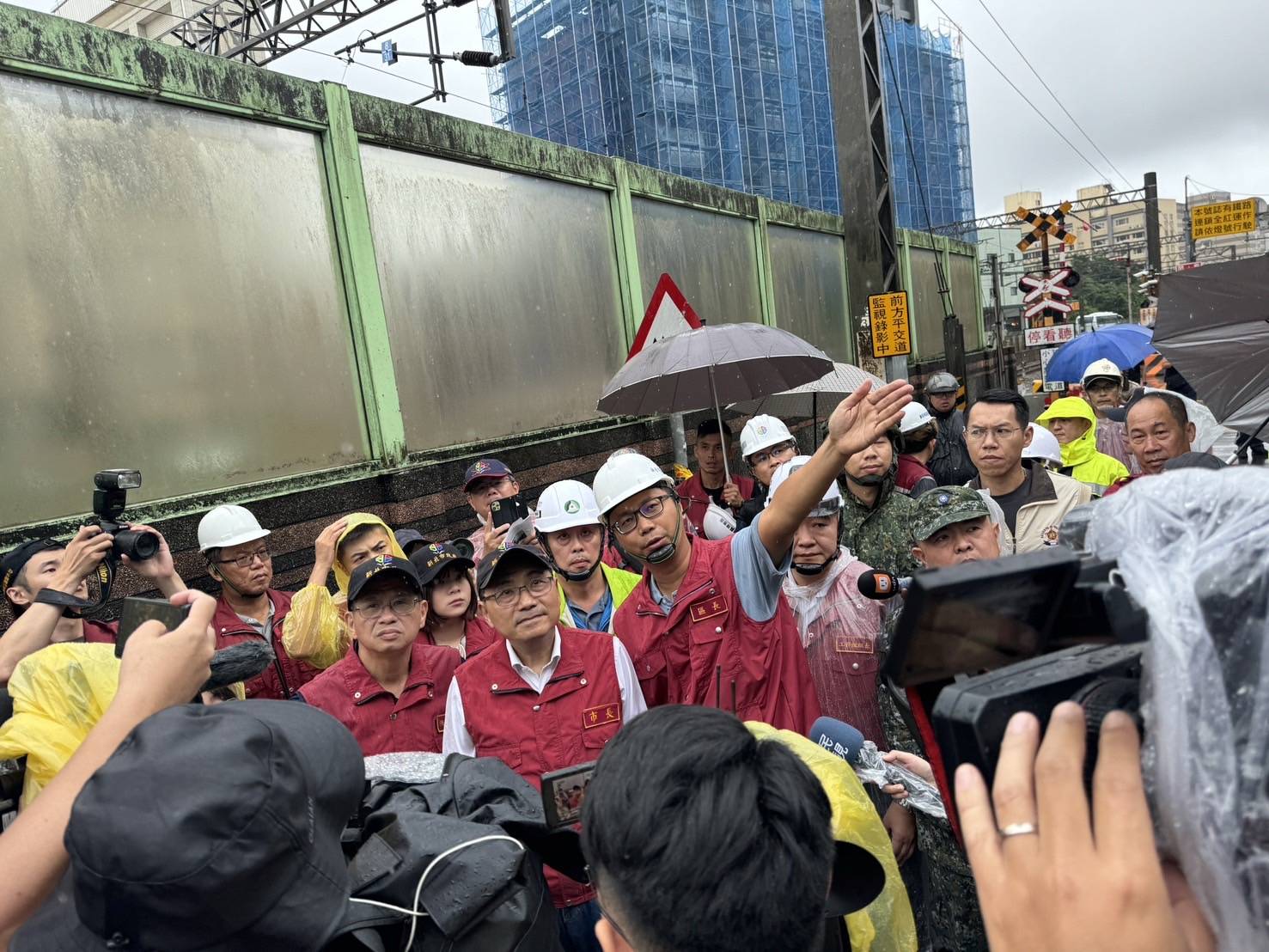 市長侯友宜視察瑞芳高工後方邊坡滑落