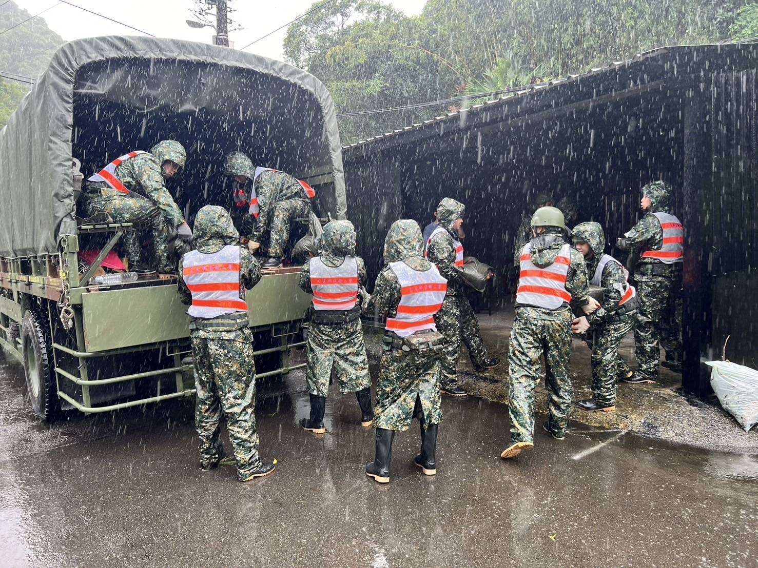 國軍協助救災沙包運送堆置