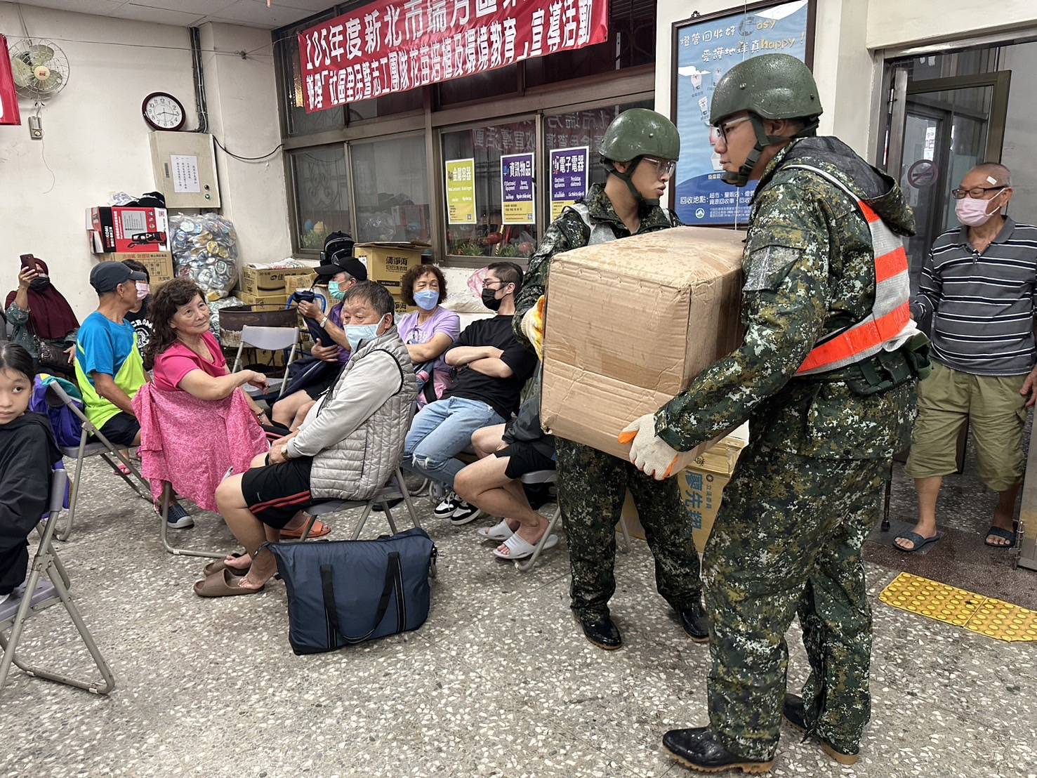 國軍協助運送收容收物資