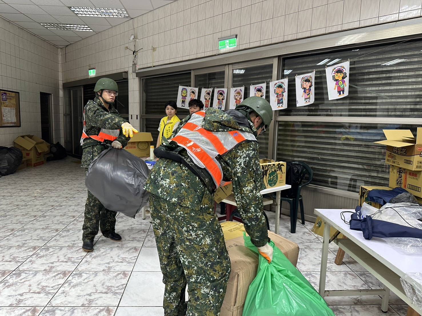 國軍協助運送收容收物資