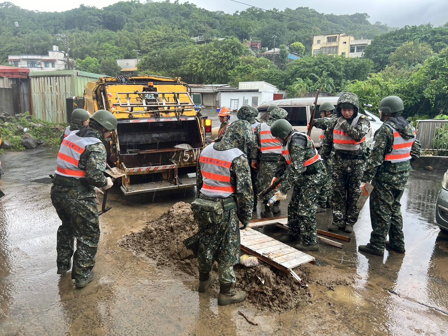 國軍協助清除土石淤泥及垃圾