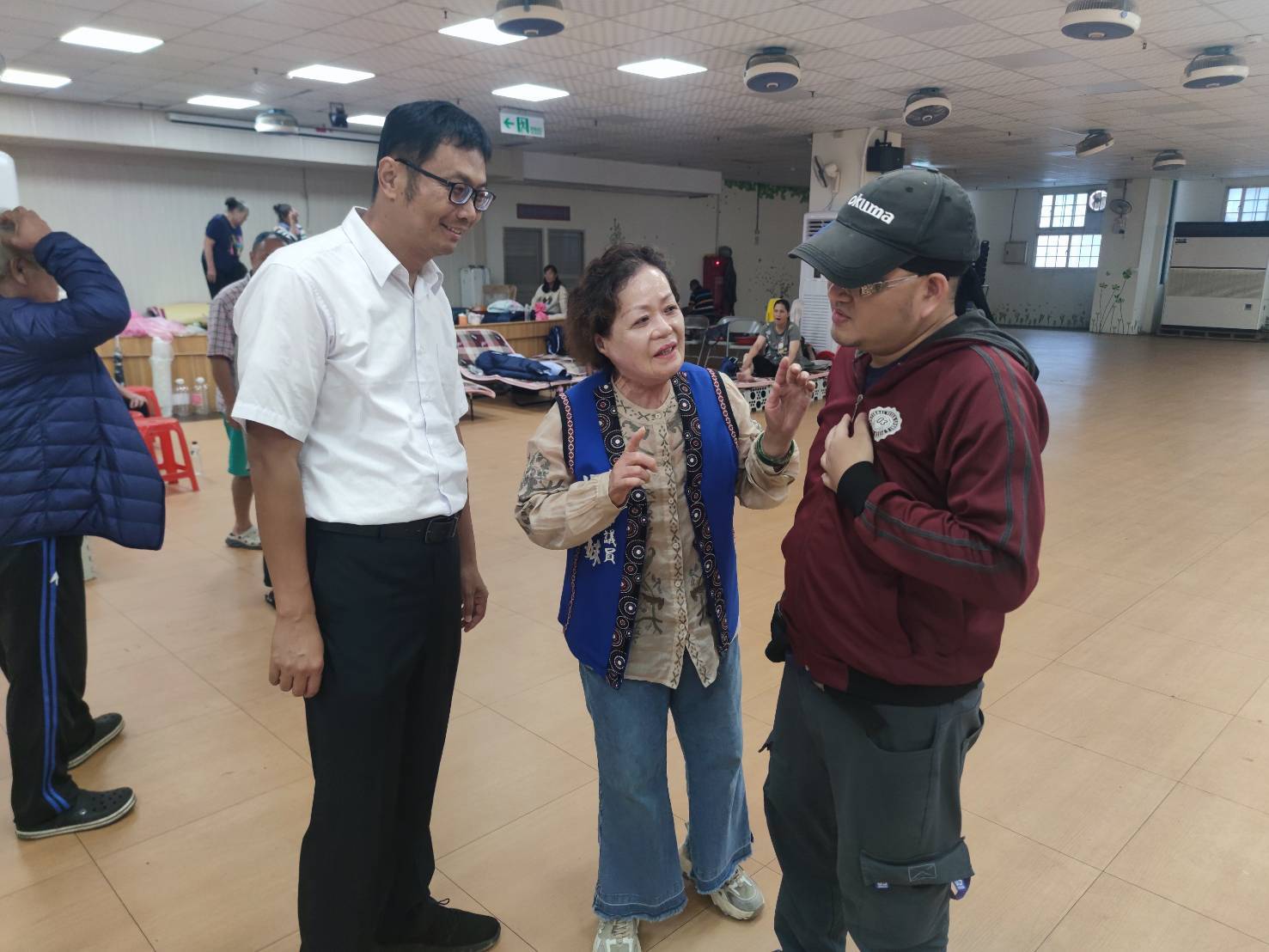 區長及楊春妹議員關心收容所災民