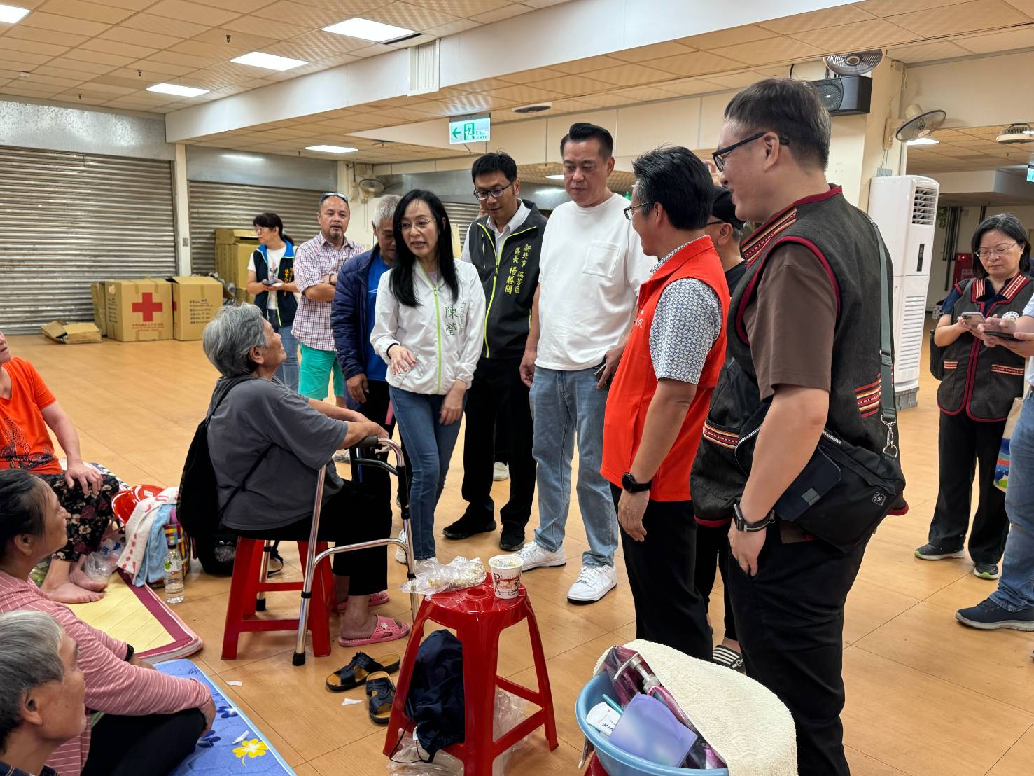 原民會副主委谷縱．喀勒芳安及立委陳瑩至收容所關心災民1