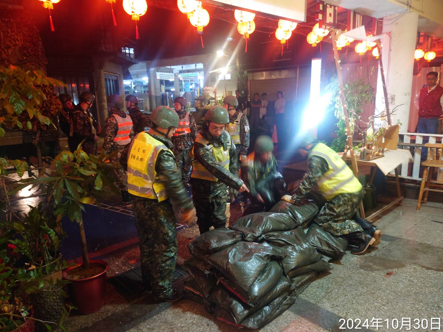 國軍預置沙包防範瑞芳老街積淹水2