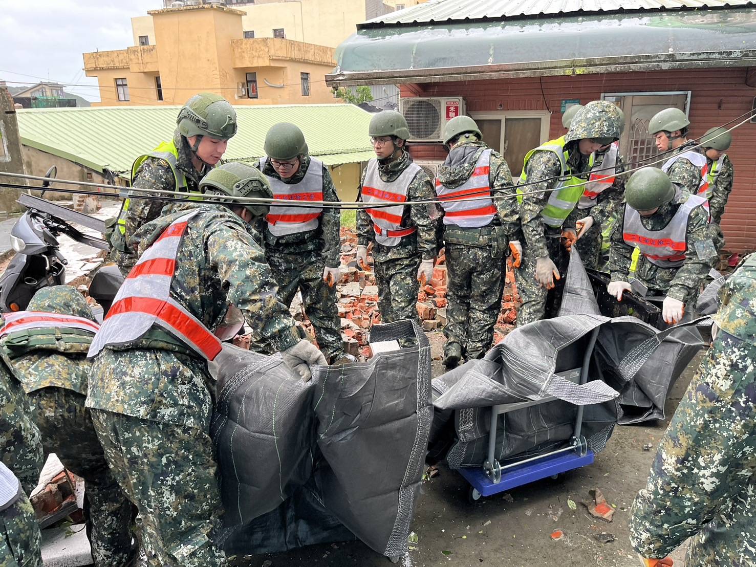 國軍協助清理傾倒樹木及倒塌磚牆2