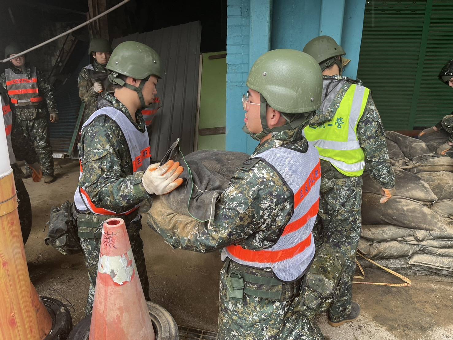 國軍協助清理傾倒樹木及倒塌磚牆4