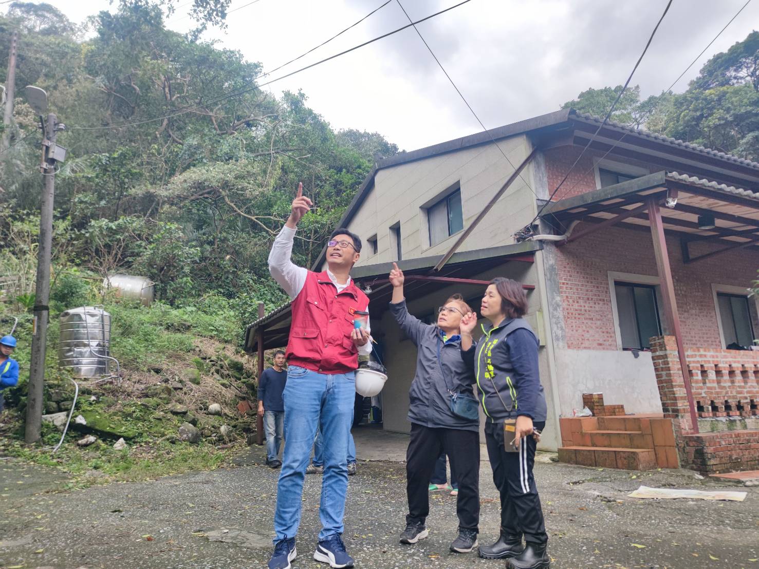 區長及弓橋里長至關心災搶情形