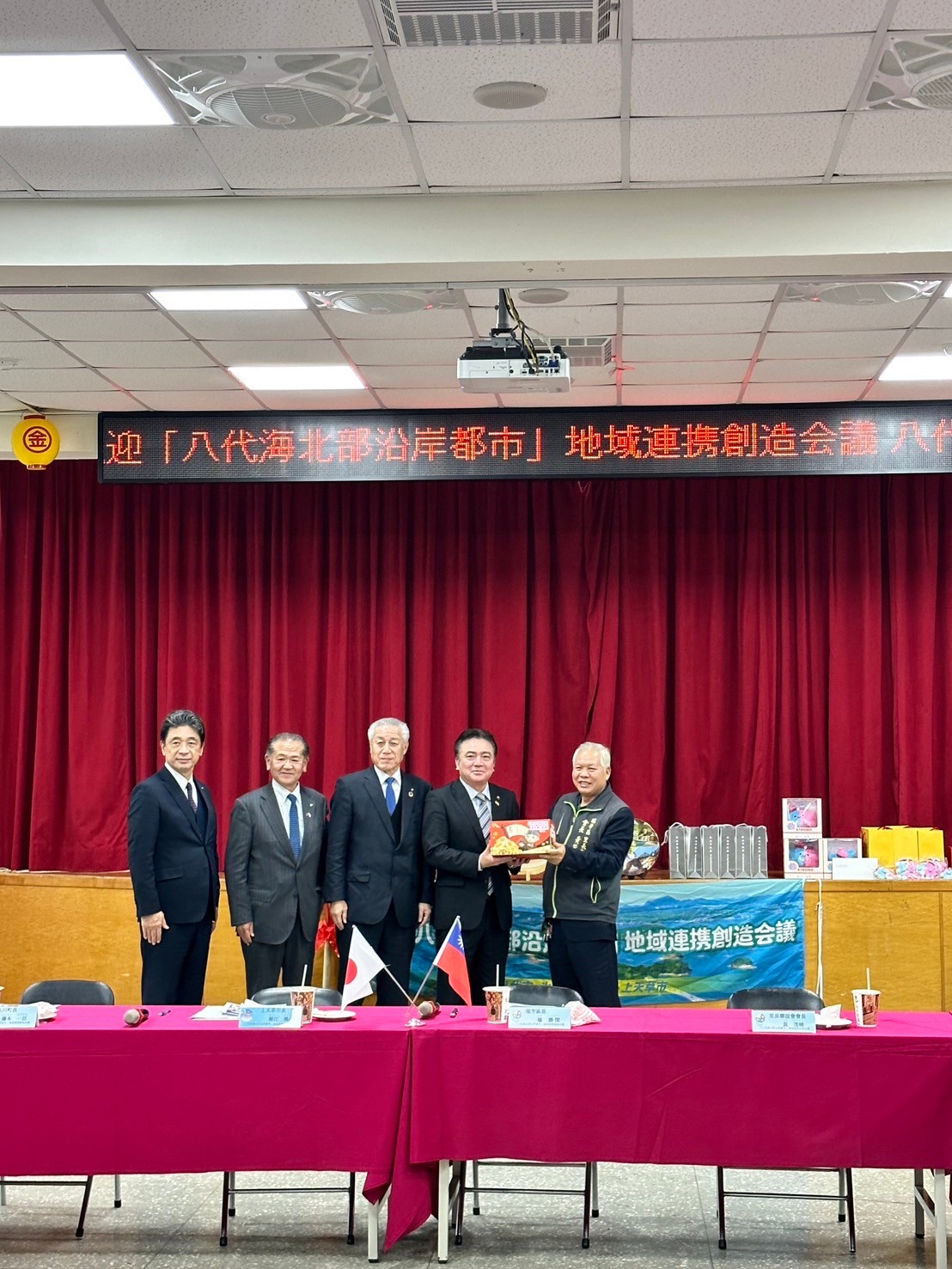 里聯誼會會長致贈紀念品