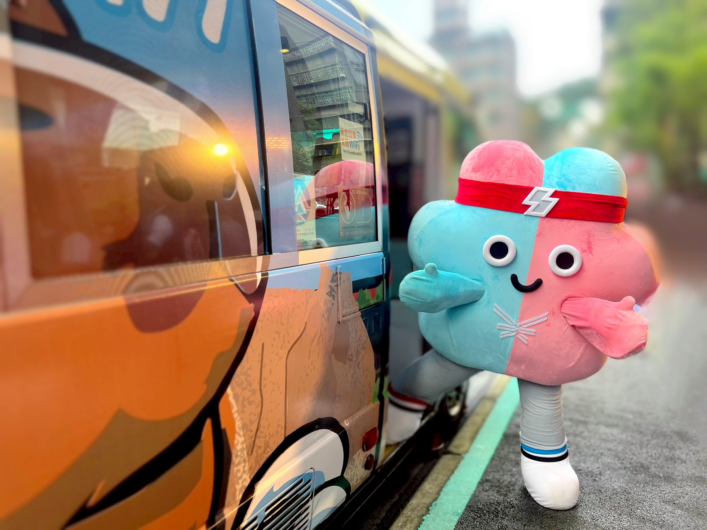 世壯運吉祥物「壯寶」與177觀光公車合影