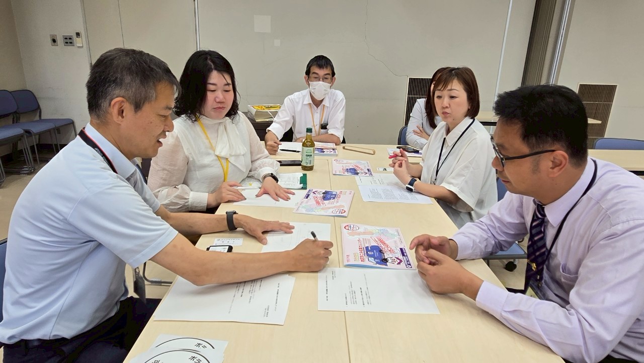 與琴平町清潔隊交流町內環境議題
