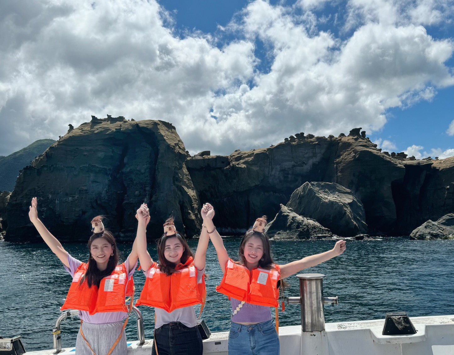 民眾可搭乘郵輪觀賞深澳海岸風光