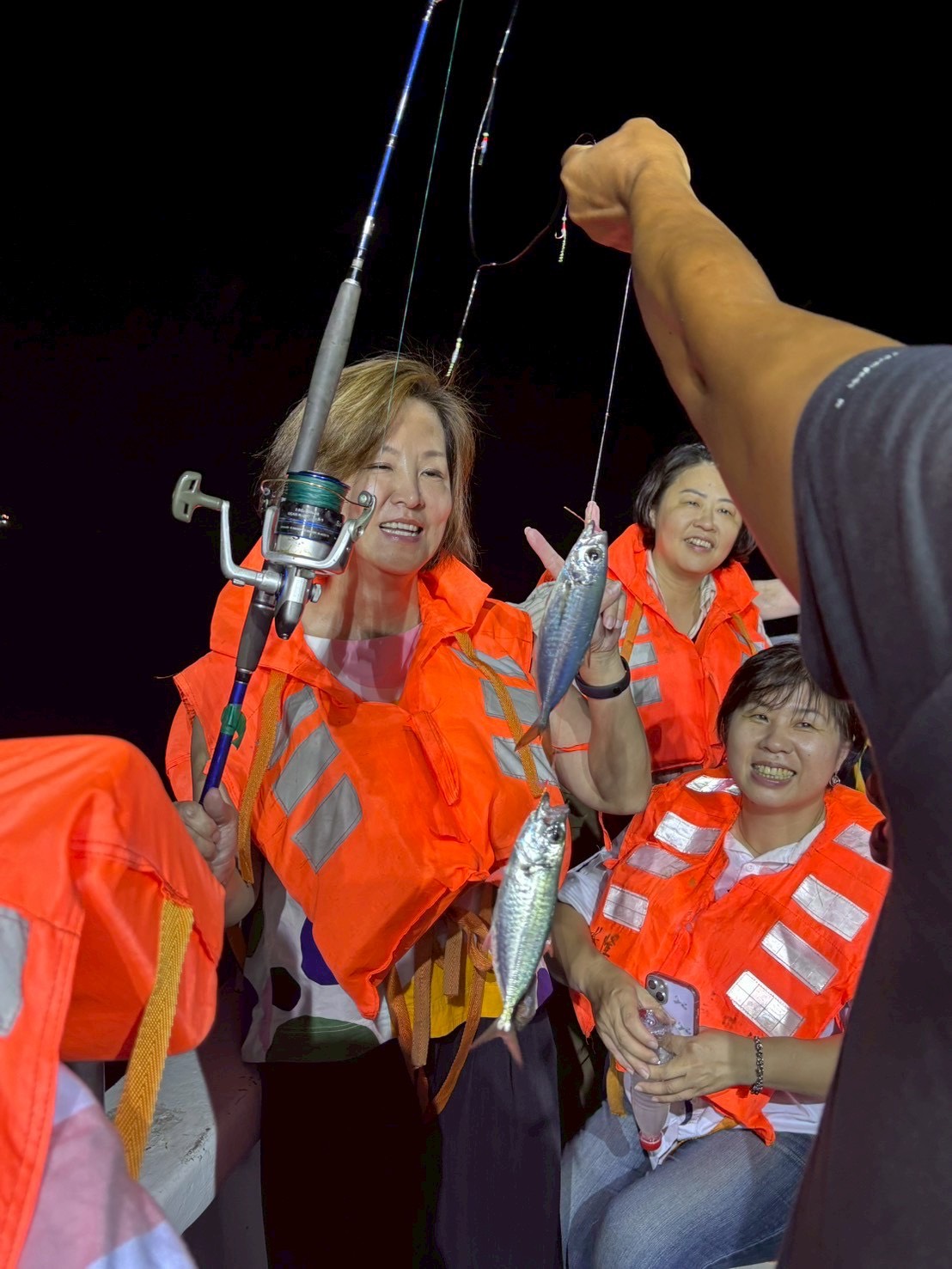 民眾於夜釣釣到魚的成果