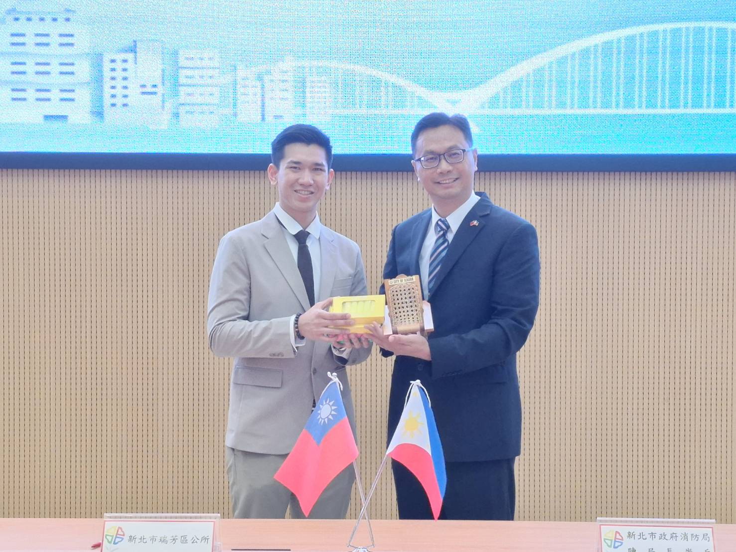 菲律賓伊拉甘市副市長回贈當地特有藤椅擺件