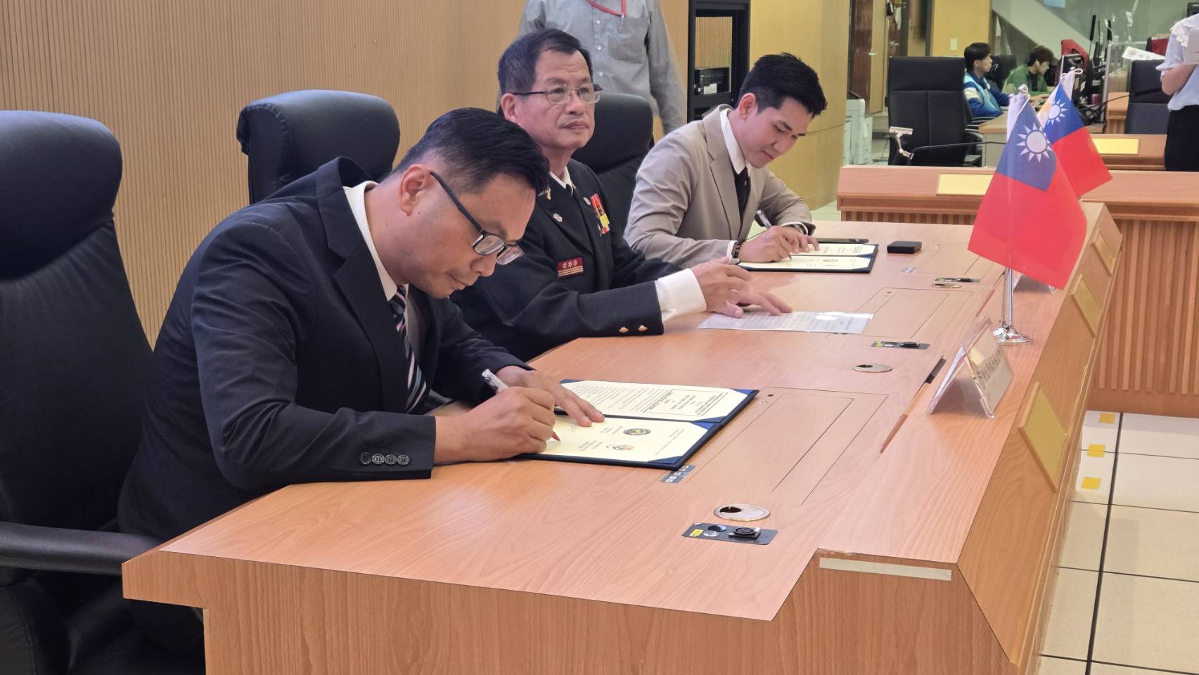區長楊勝閔與菲律賓伊拉甘市副市長進行MOU簽署儀式