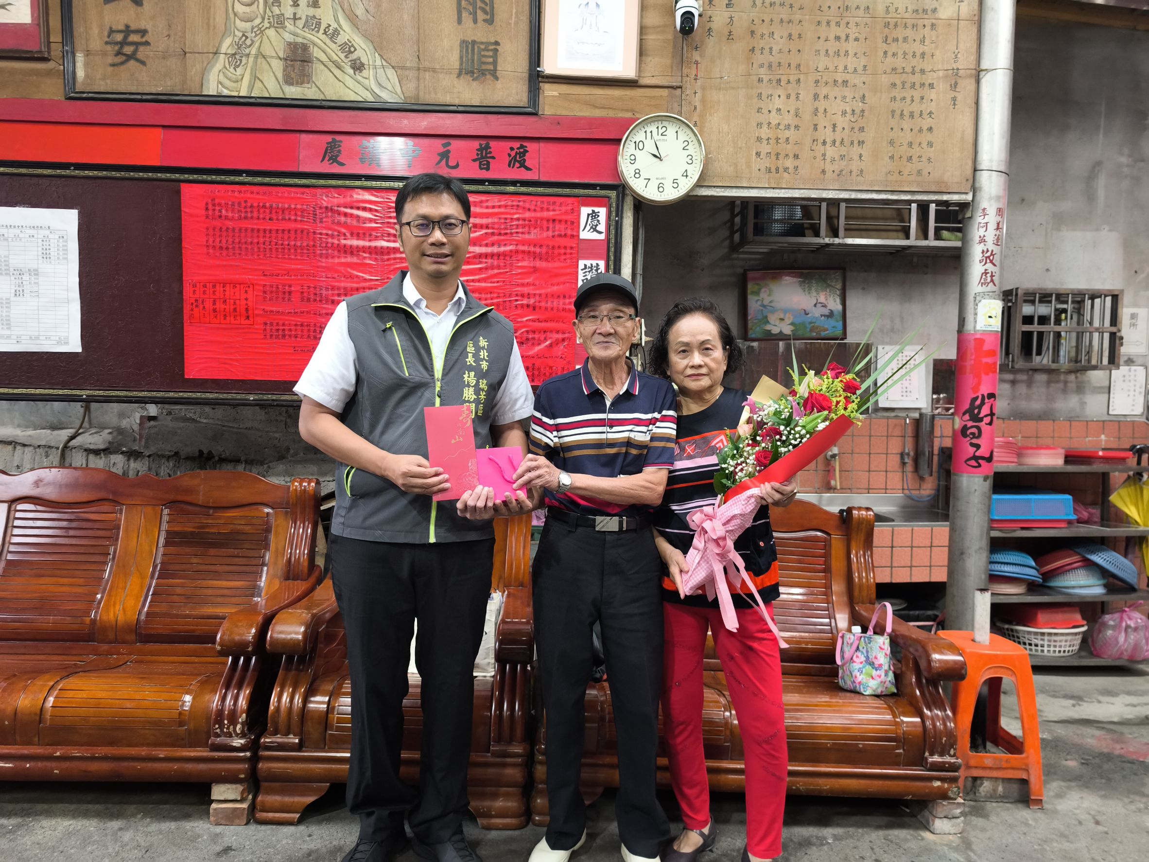區長致贈周王春綢女士逾百人瑞金鎖片及現金禮金