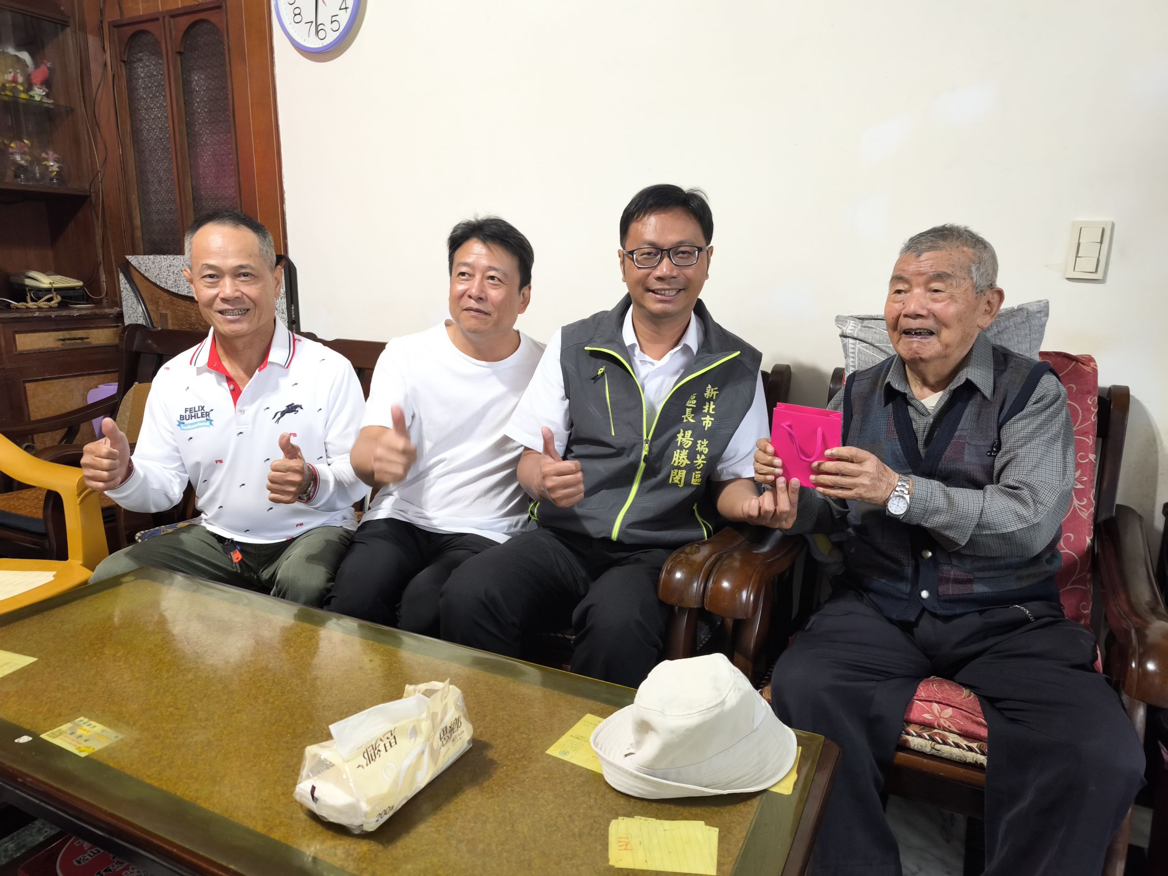 區長致贈陳永照先生逾百人瑞金鎖片