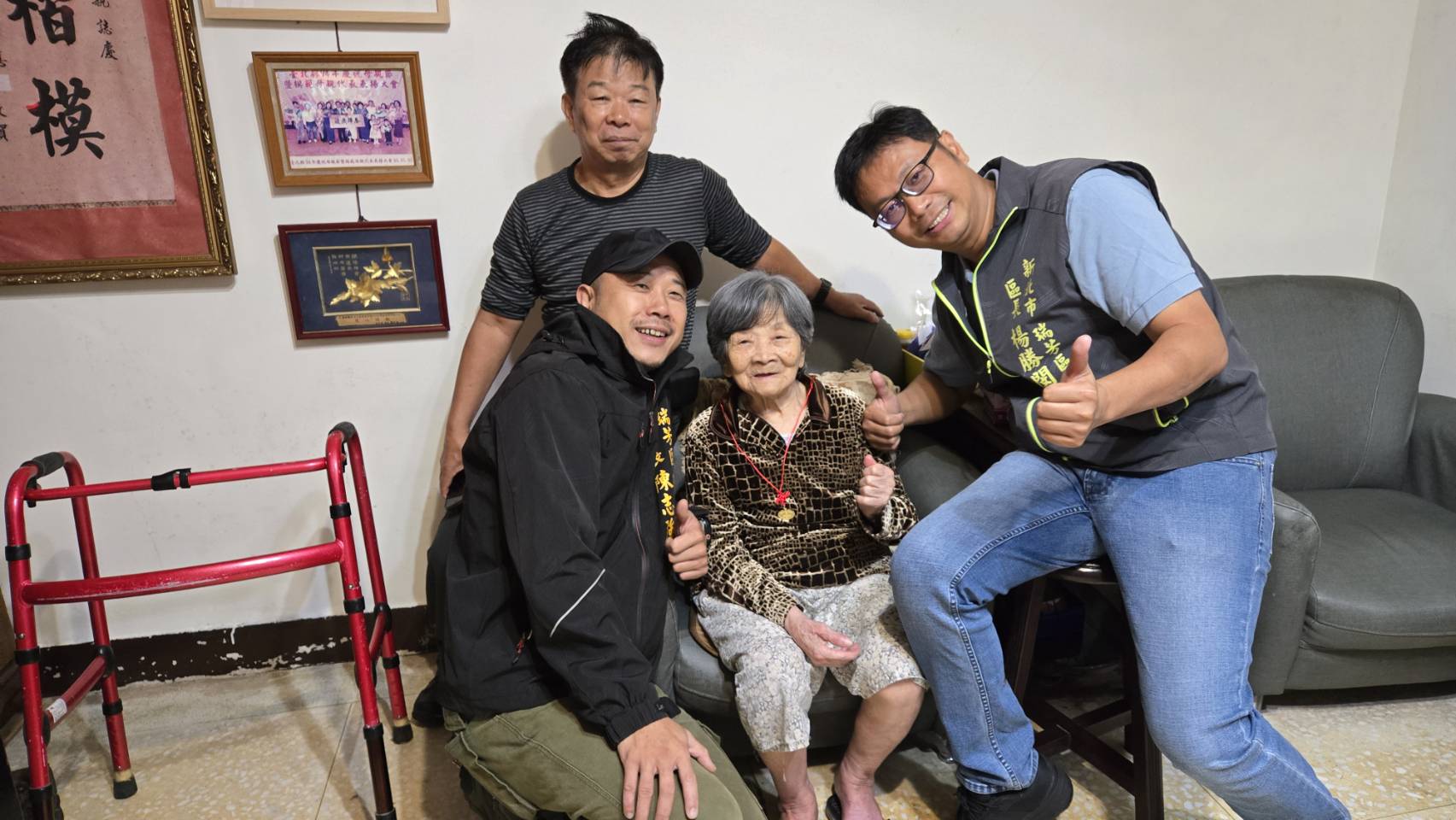 區長致贈游曾寶丹女士逾百人瑞金鎖片