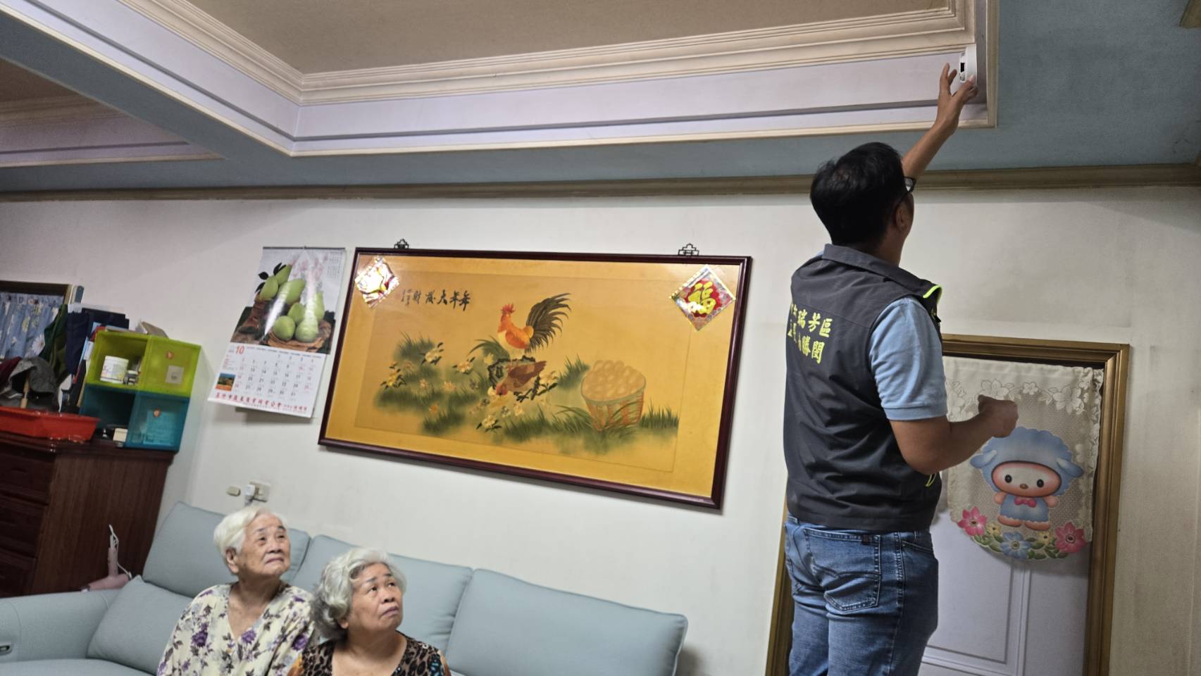 區長協助於長輩家中安裝住警器-1