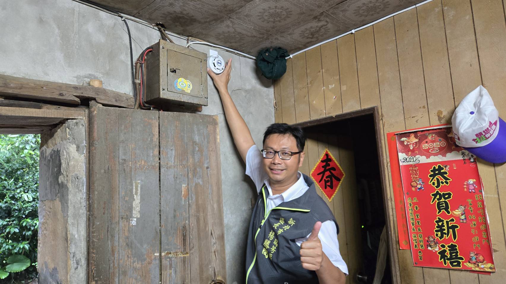 區長協助於長輩家中安裝住警器-2