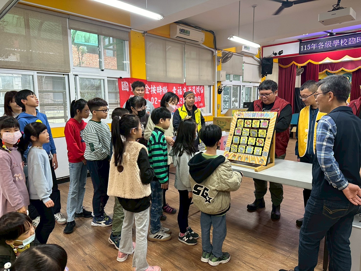 同學積極參加有獎徵答活動