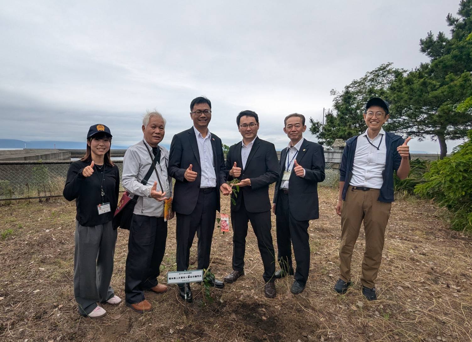共同種植友誼樹,象徵友誼長存