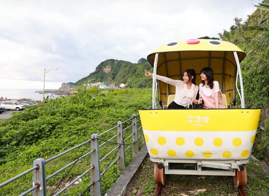體驗深澳鐵道自行車,飽覽山海交織的海岸風光