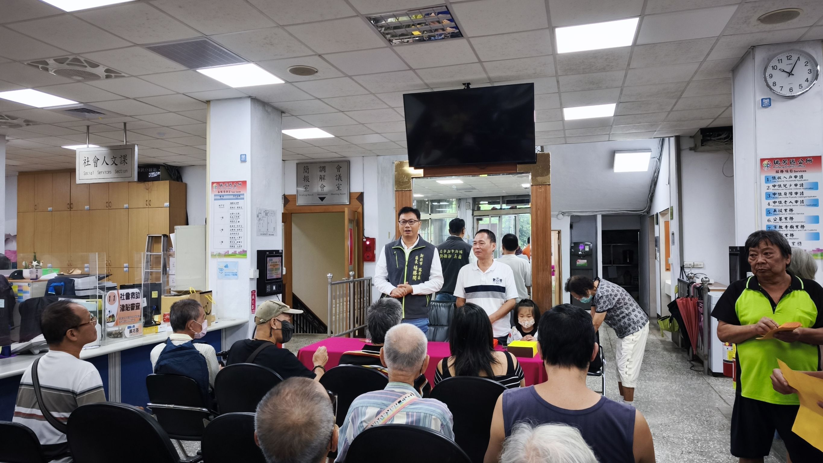 楊區長代表本所及民眾感謝蘇先生之善行